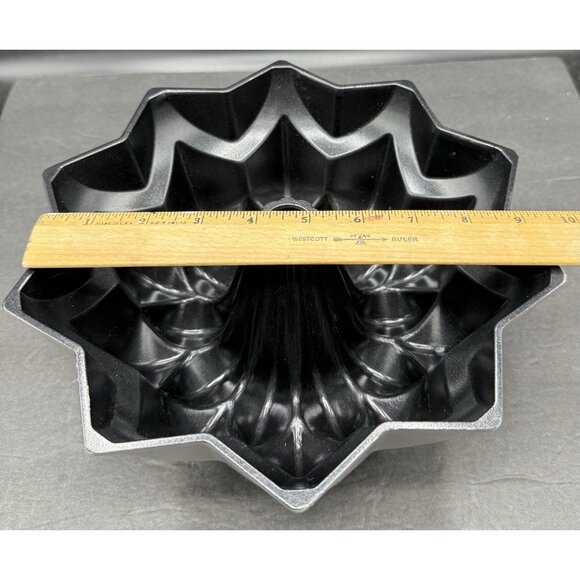 Nordic Ware USA Cast Aluminum Non-Stick Silver Black 10 Cup Star Bundt Cake Pan - Picture 4 of 5